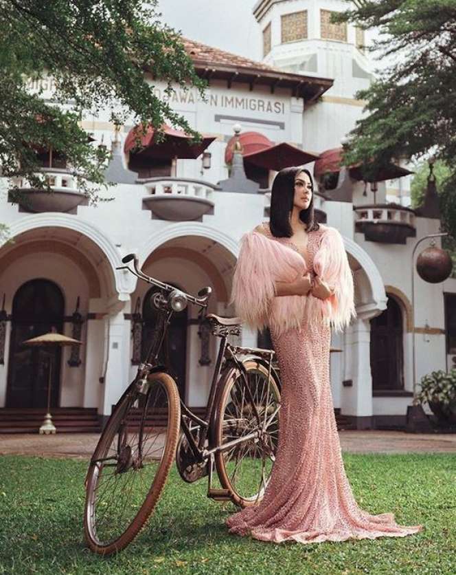 Penampilan 5 Seleb Saat Pemotretan Ini Mirip Barbie