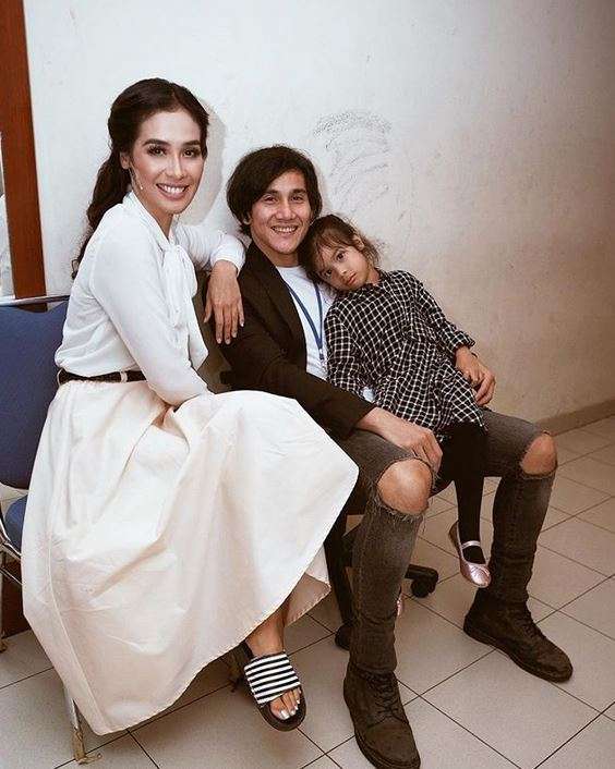 5 Pasangan Seleb Ini Pilih Urus Anaknya Tanpa Baby Sitter
