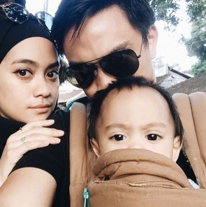 5 Pasangan Seleb Ini Pilih Urus Anaknya Tanpa Baby Sitter