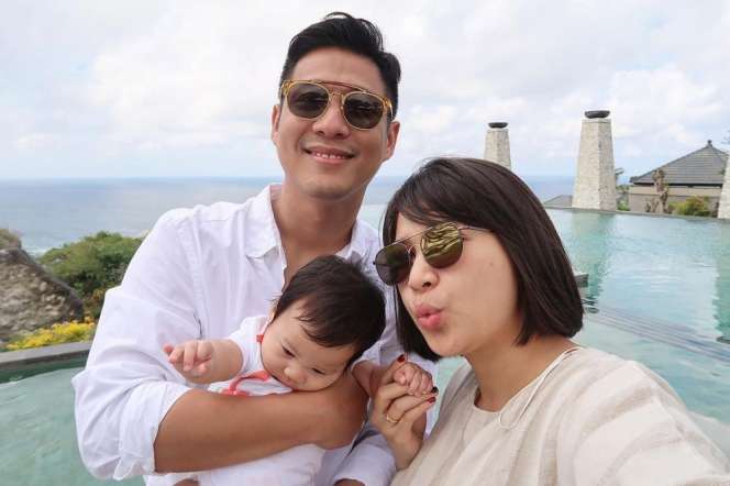 5 Pasangan Seleb Ini Pilih Urus Anaknya Tanpa Baby Sitter