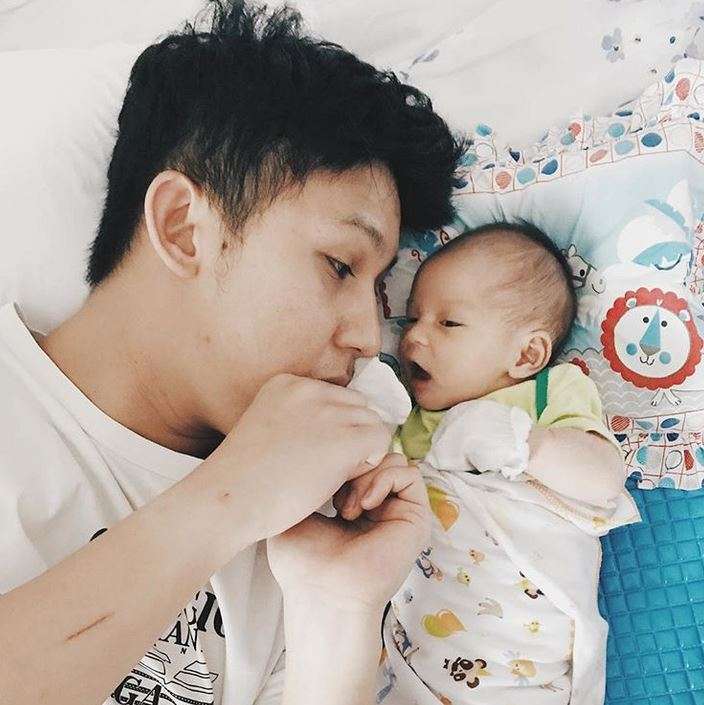 5 Artis Ganteng yang Jadi Ayah di Usia Muda