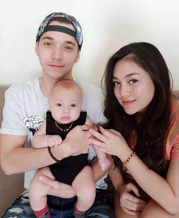 5 Artis Ganteng yang Jadi Ayah di Usia Muda