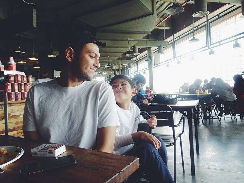 5 Artis Ganteng yang Jadi Ayah di Usia Muda