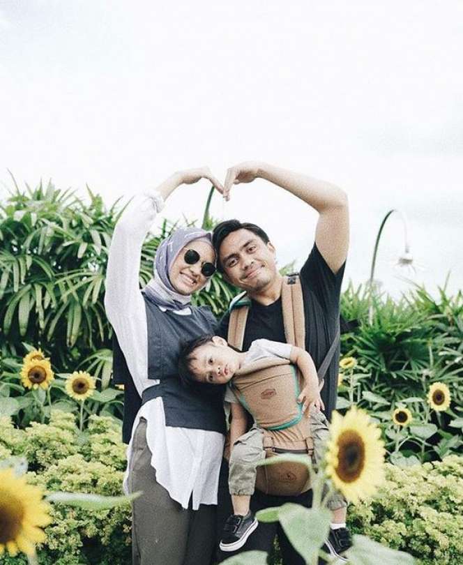 5 Artis Ganteng yang Jadi Ayah di Usia Muda