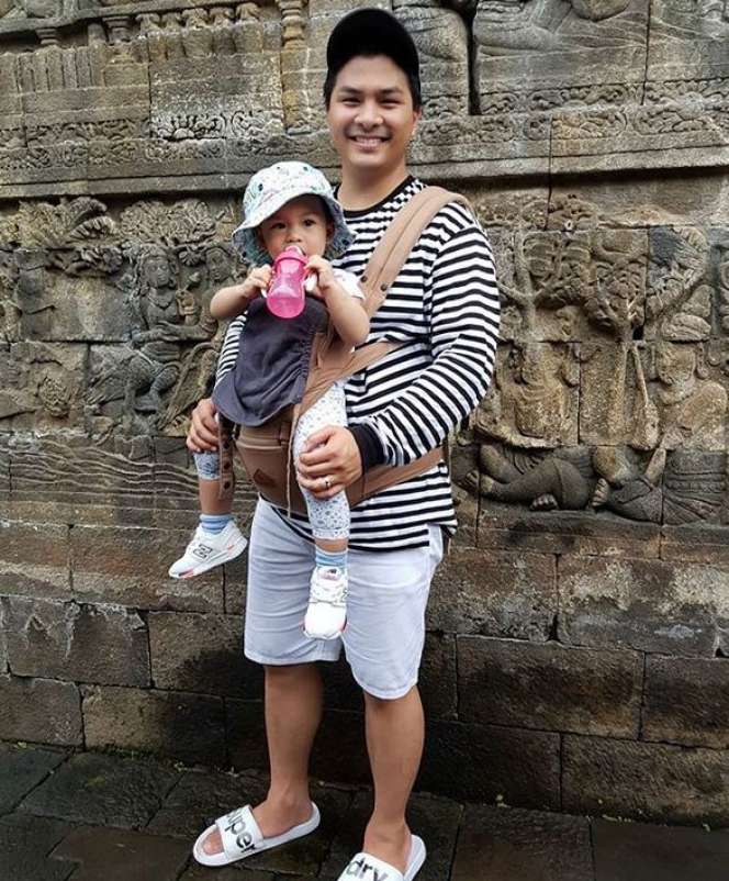 5 Artis Ganteng yang Jadi Ayah di Usia Muda