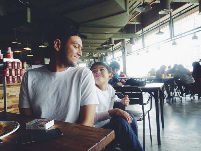 5 Artis Ganteng yang Jadi Ayah di Usia Muda