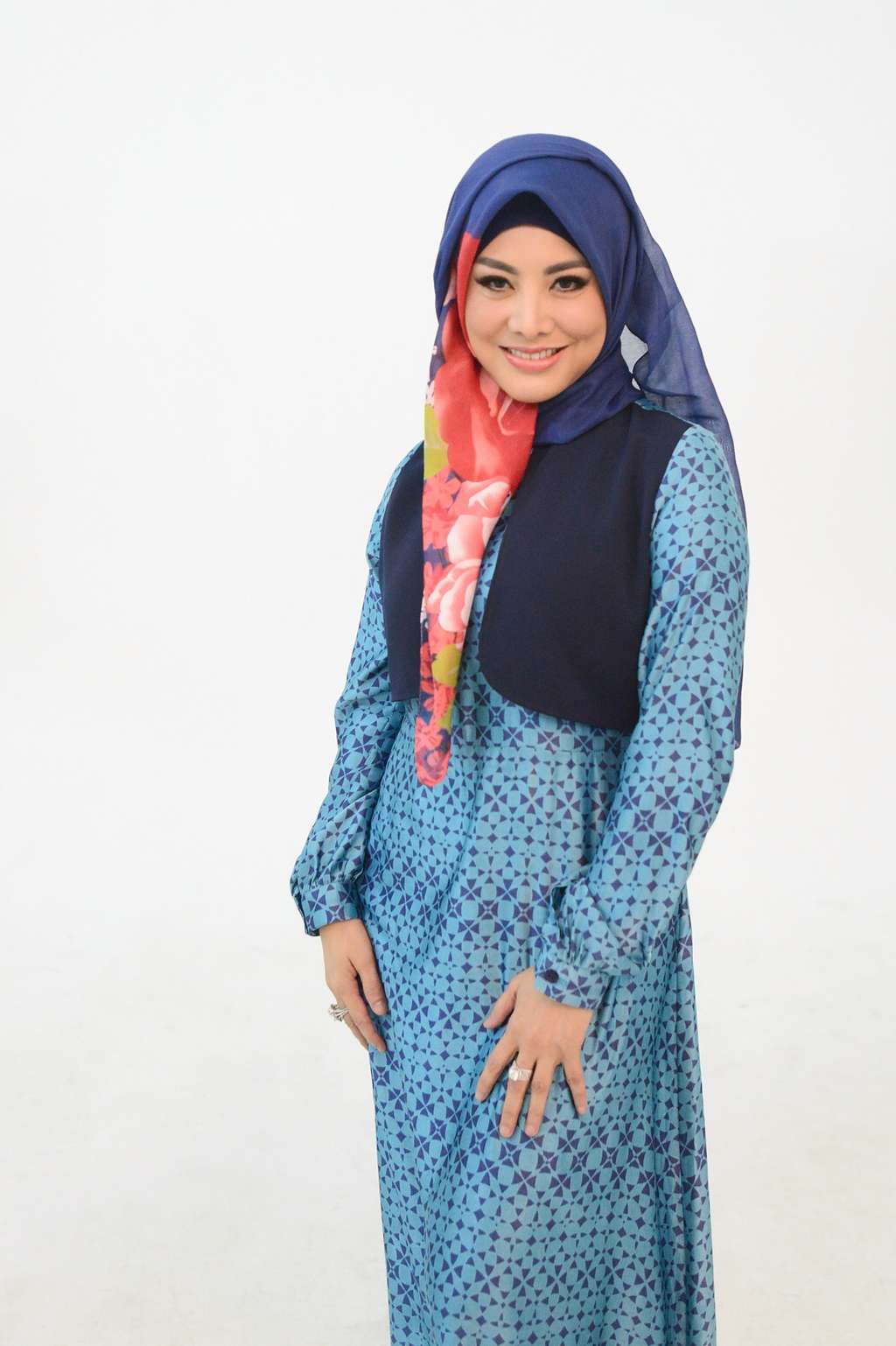 6 Pedangdut Ini Mantap Berhijab, Penampilannya Adem