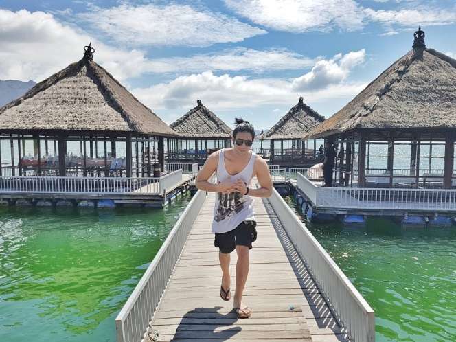 6 Seleb Ini Tak Malu Pakai Sendal Jepit di Tempat Umum