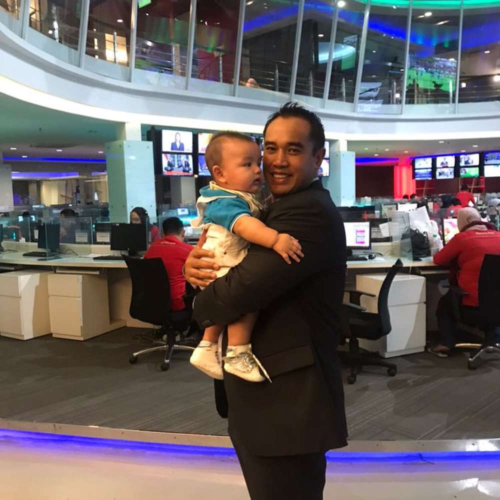 Keren, Ardi Bakrie Urus Anak Sambil Bekerja