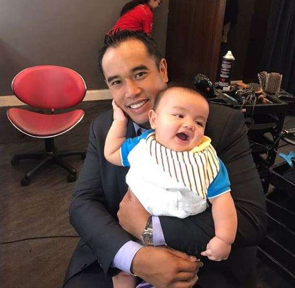 Keren, Ardi Bakrie Urus Anak Sambil Bekerja