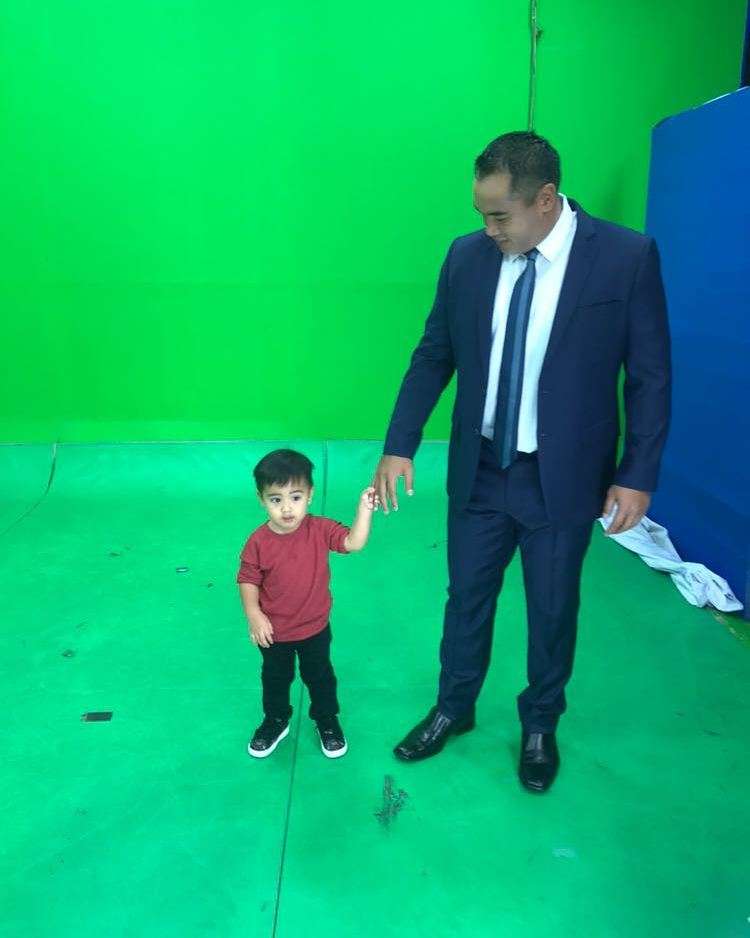 Keren, Ardi Bakrie Urus Anak Sambil Bekerja