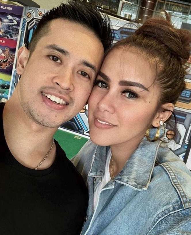 Usia Terpaut Jauh, 5 Seleb Ini Justru Terlihat Seumuran