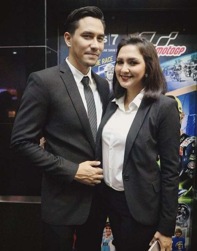 Usia Terpaut Jauh, 5 Seleb Ini Justru Terlihat Seumuran