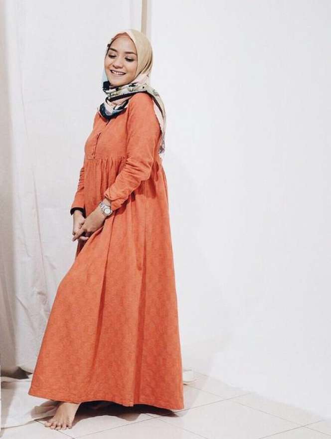 Enno Lerian, Mantan Penyanyi Cilik yang Kini Berhijab