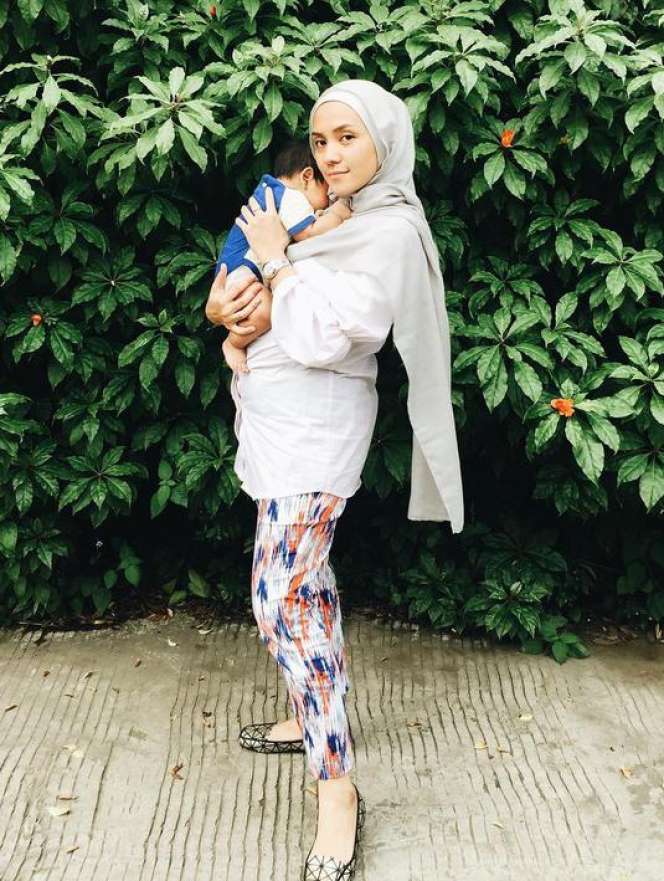 Enno Lerian, Mantan Penyanyi Cilik yang Kini Berhijab