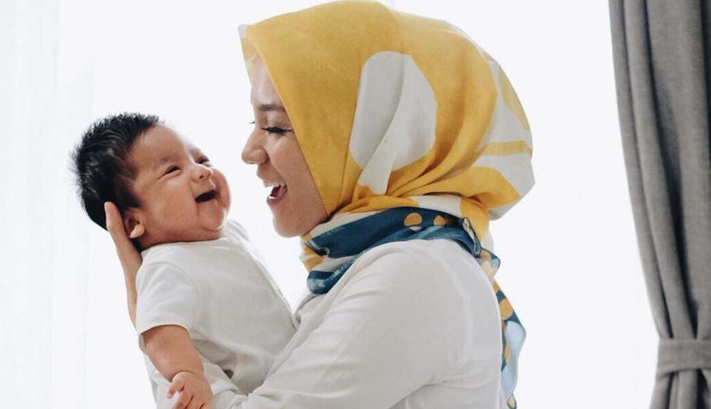 Enno Lerian, Mantan Penyanyi Cilik yang Kini Berhijab