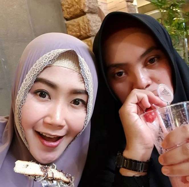 Bu Dendy Tampil Mesra dengan Sang Suami dan Istri Pertama