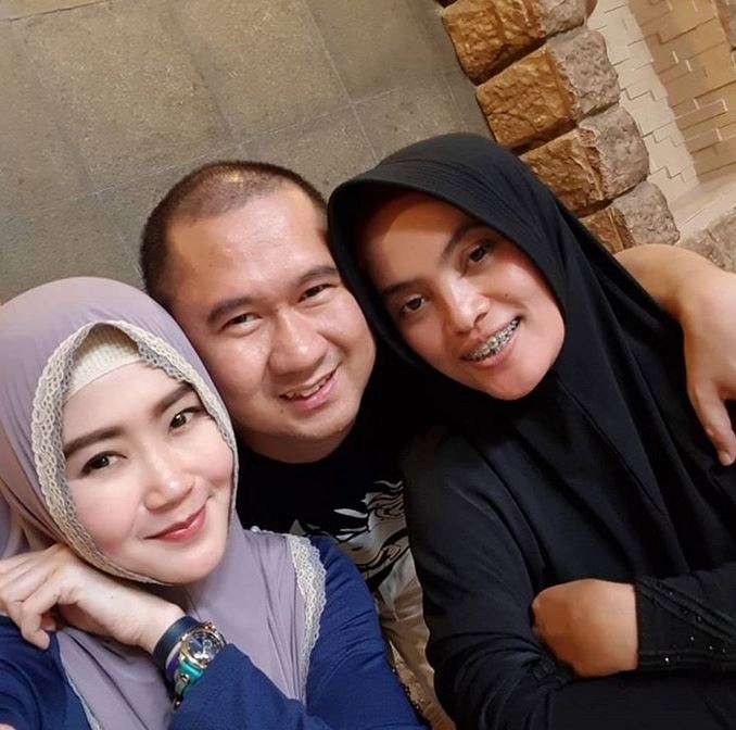 Bu Dendy Tampil Mesra dengan Sang Suami dan Istri Pertama