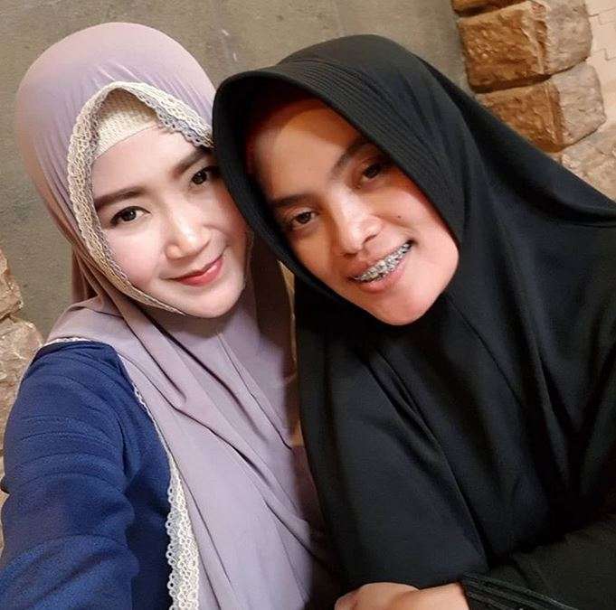 Bu Dendy Tampil Mesra dengan Sang Suami dan Istri Pertama
