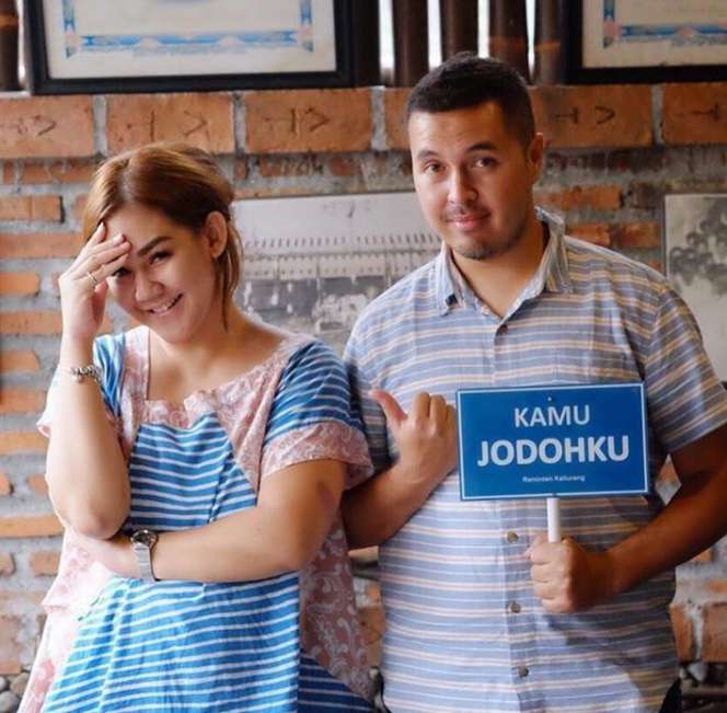 Sudah Jodoh, 4 Pasangan Seleb Ini Menikahi Mantan Kekasihnya