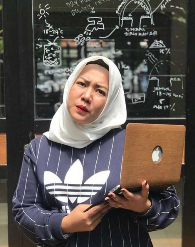 Gaya Hijab Risa Saraswati yang Bikin Adem