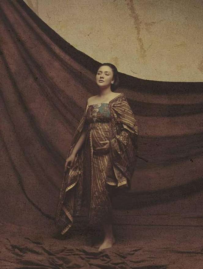 Hamil 5 Bulan, Vicky Shu Tampil Cantik dengan Busana Jawa