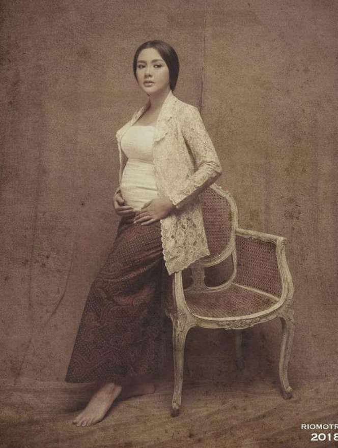 Hamil 5 Bulan, Vicky Shu Tampil Cantik dengan Busana Jawa