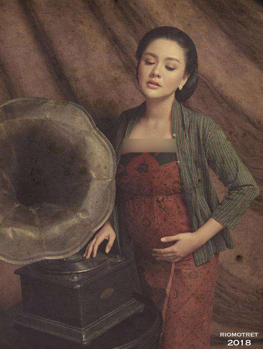 Hamil 5 Bulan, Vicky Shu Tampil Cantik dengan Busana Jawa
