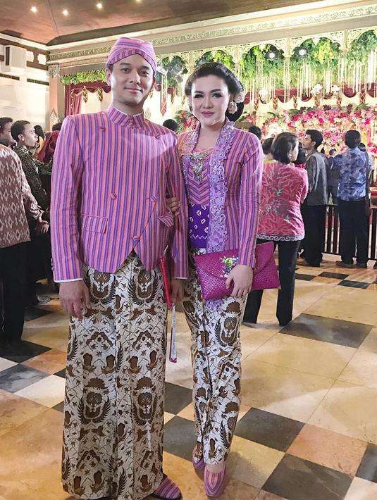 Hamil 5 Bulan, Vicky Shu Tampil Cantik dengan Busana Jawa