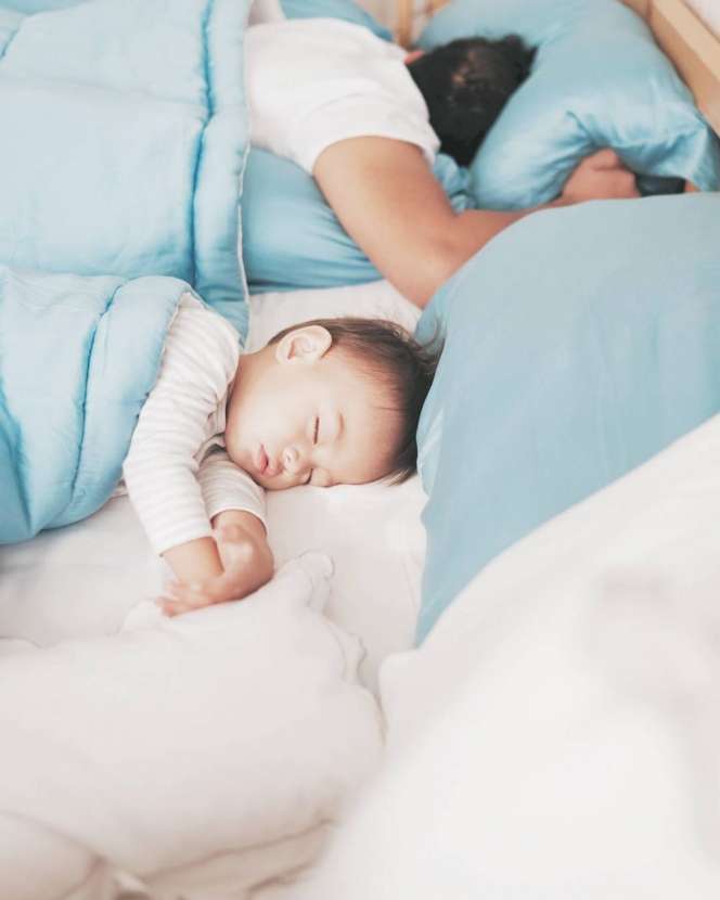 Momen Manis 5 Seleb Ganteng Tidur Bareng Anak