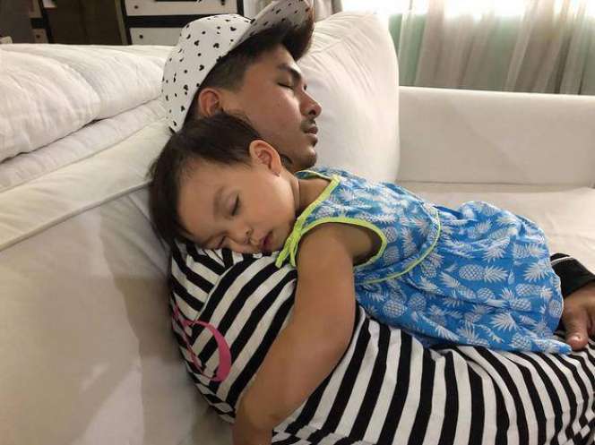 Momen Manis 5 Seleb Ganteng Tidur Bareng Anak