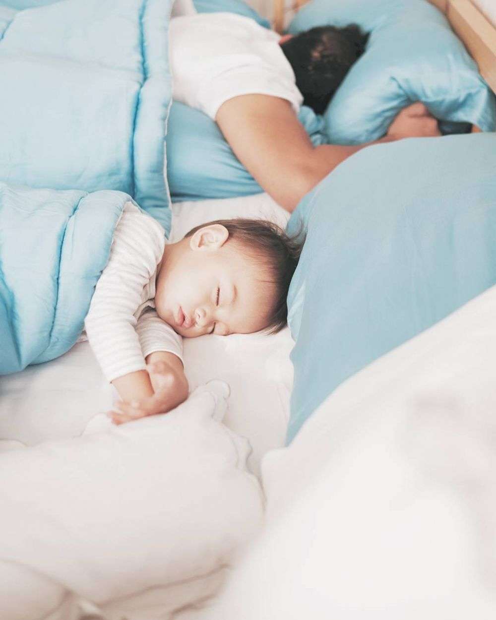 Momen Manis 5 Seleb Ganteng Tidur Bareng Anak