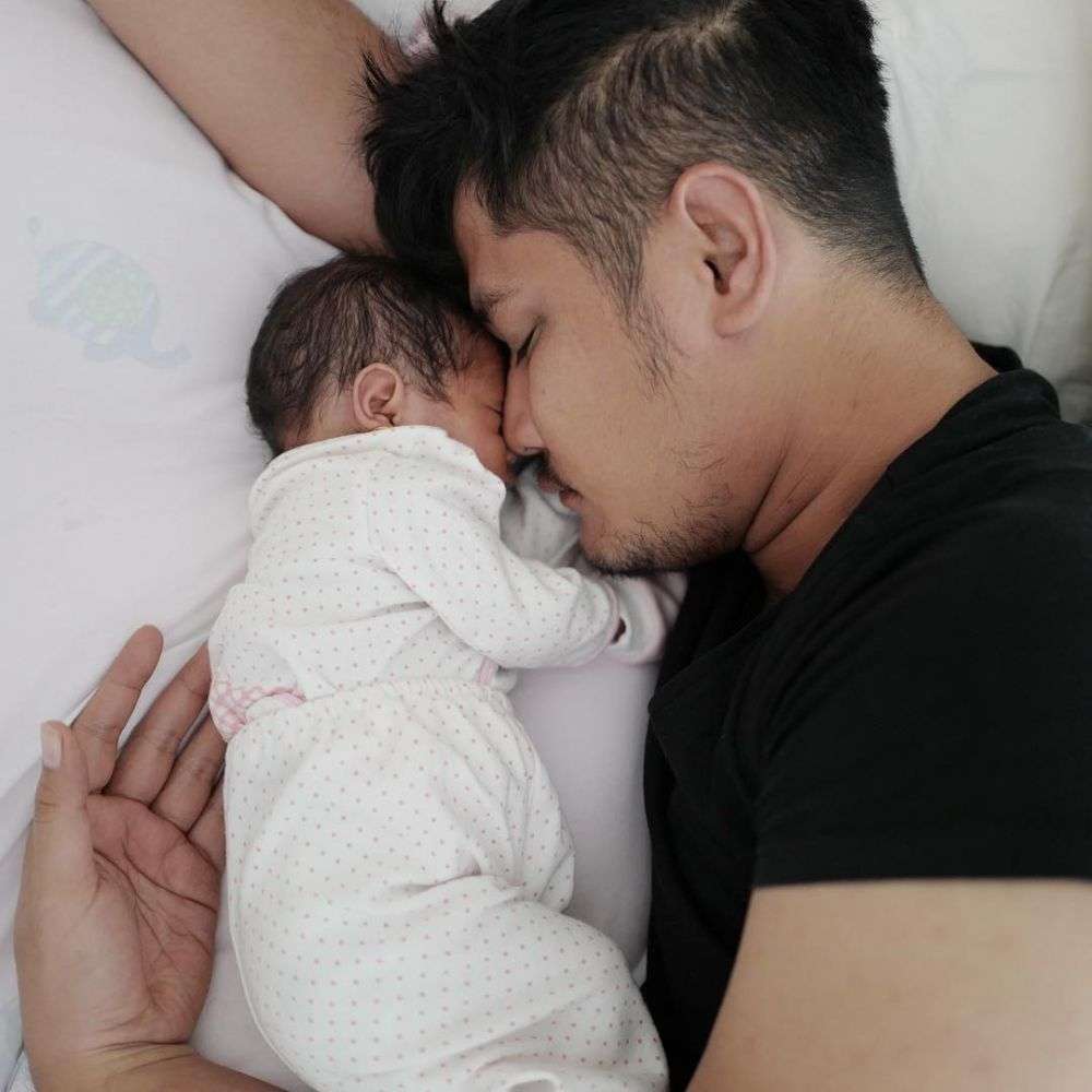 Momen Manis 5 Seleb Ganteng Tidur Bareng Anak