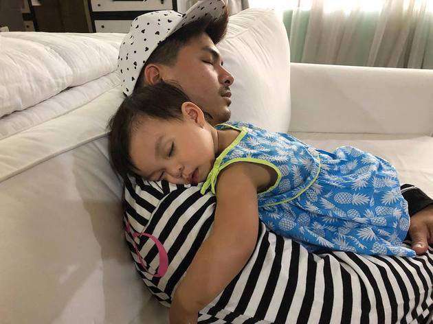 Momen Manis 5 Seleb Ganteng Tidur Bareng Anak