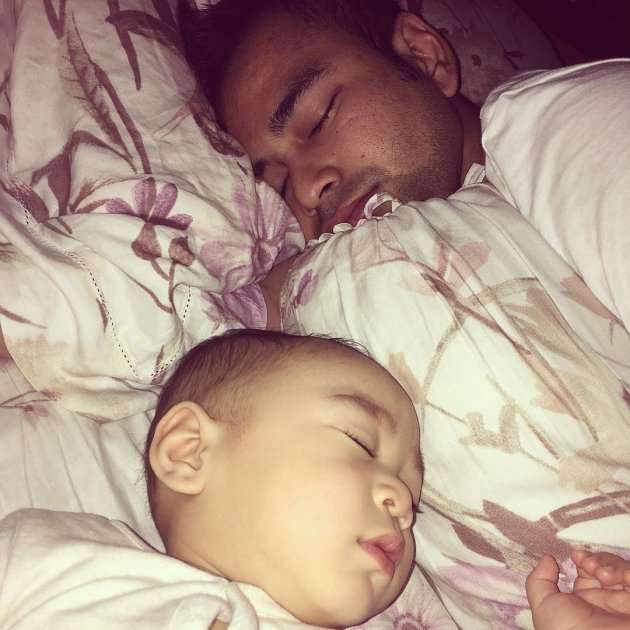 Momen Manis 5 Seleb Ganteng Tidur Bareng Anak