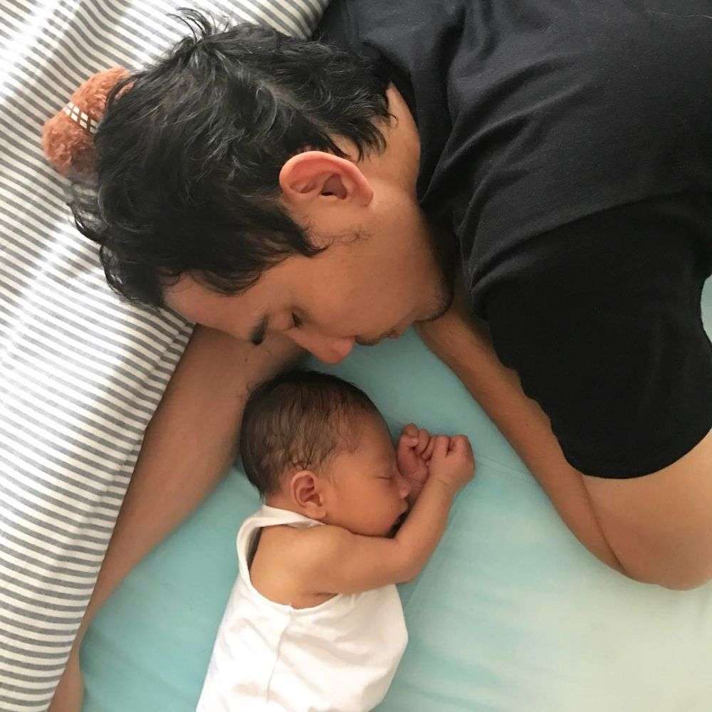 Momen Manis 5 Seleb Ganteng Tidur Bareng Anak