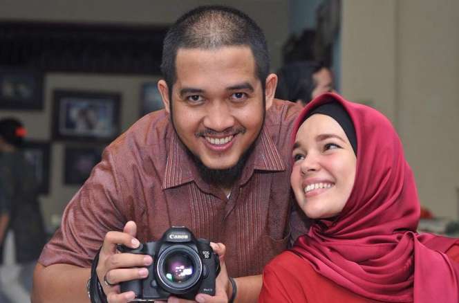Jauh dari Gosip, Ini Potret Harmonis Dewi Sandra dan Suami