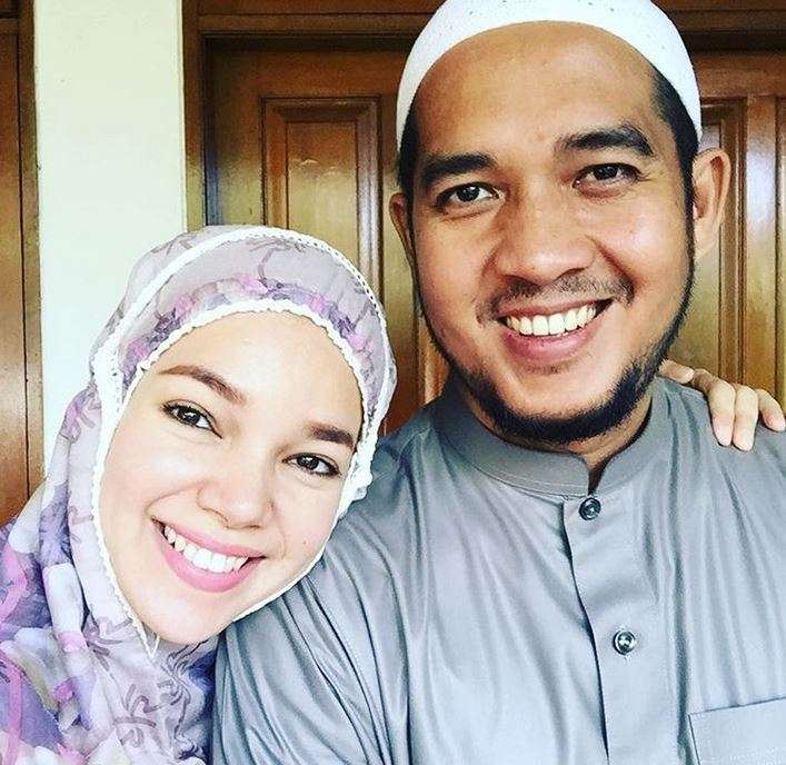 Jauh dari Gosip, Ini Potret Harmonis Dewi Sandra dan Suami