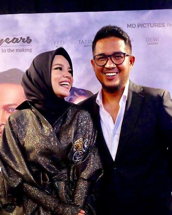 Jauh dari Gosip, Ini Potret Harmonis Dewi Sandra dan Suami