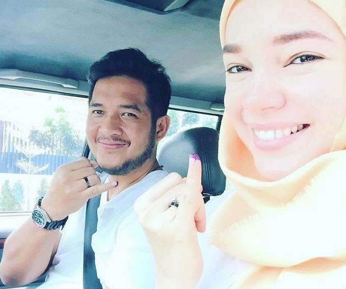 Jauh dari Gosip, Ini Potret Harmonis Dewi Sandra dan Suami