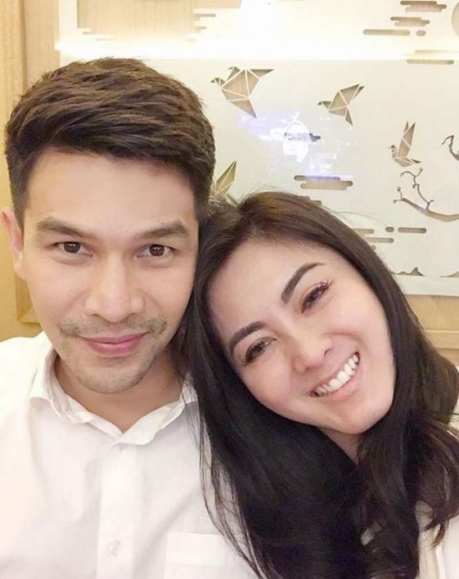 Bukan Artis, Kecantikan 5 Istri Aktor Ini Bikin Deg-degan
