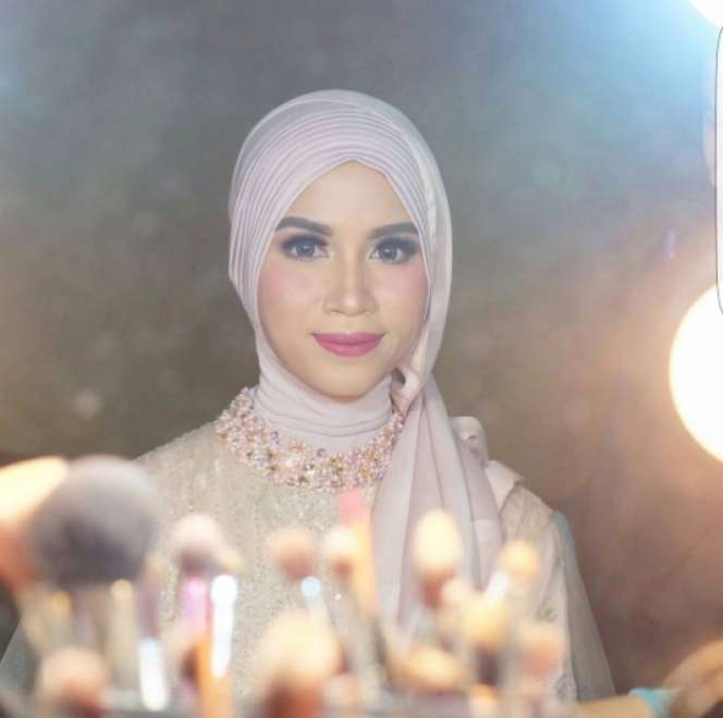 Bukan Artis, Kecantikan 5 Istri Aktor Ini Bikin Deg-degan