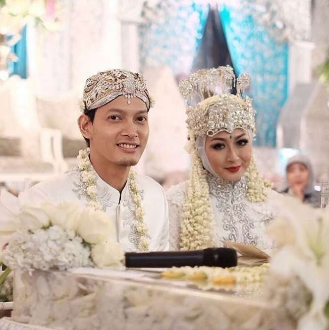 Bukan Artis, Kecantikan 5 Istri Aktor Ini Bikin Deg-degan