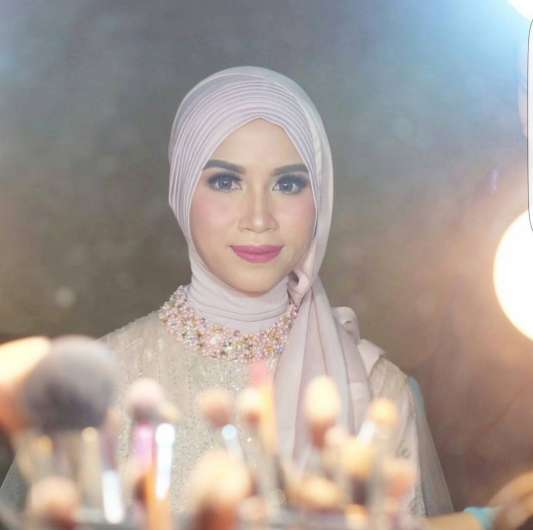 Bukan Artis, Kecantikan 5 Istri Aktor Ini Bikin Deg-degan