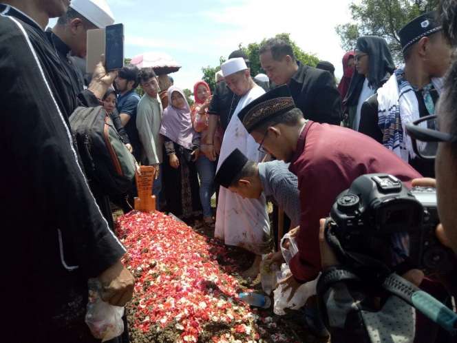 Mengantar Istri Kedua Opick ke Peristirahatan Terakhirnya
