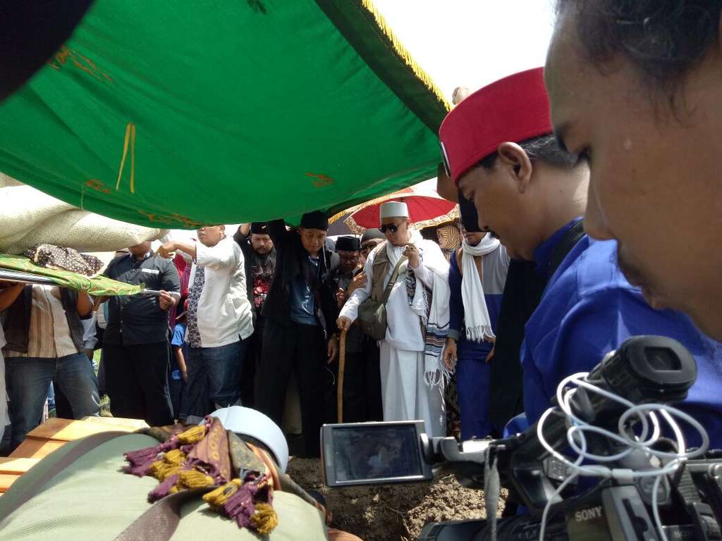 Mengantar Istri Kedua Opick ke Peristirahatan Terakhirnya
