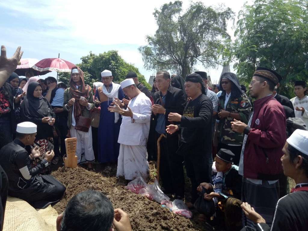 Mengantar Istri Kedua Opick ke Peristirahatan Terakhirnya