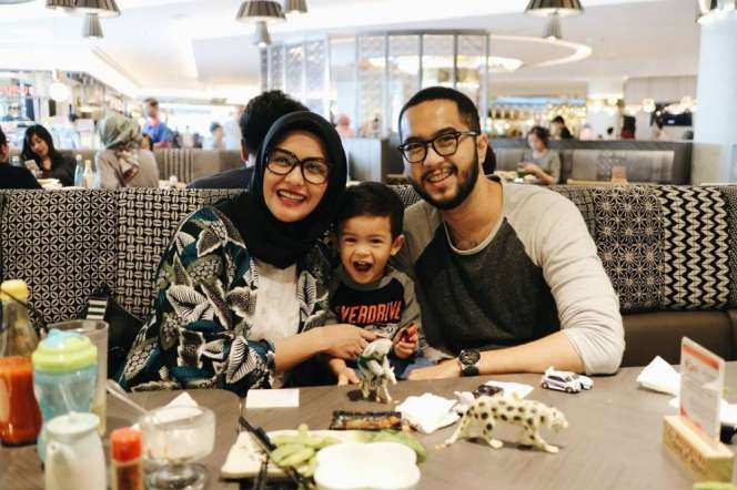 Bikin 'Baper' Potret Manis Revalina S Temat dan Keluarga 