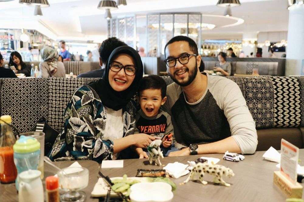 Bikin 'Baper' Potret Manis Revalina S Temat dan Keluarga 