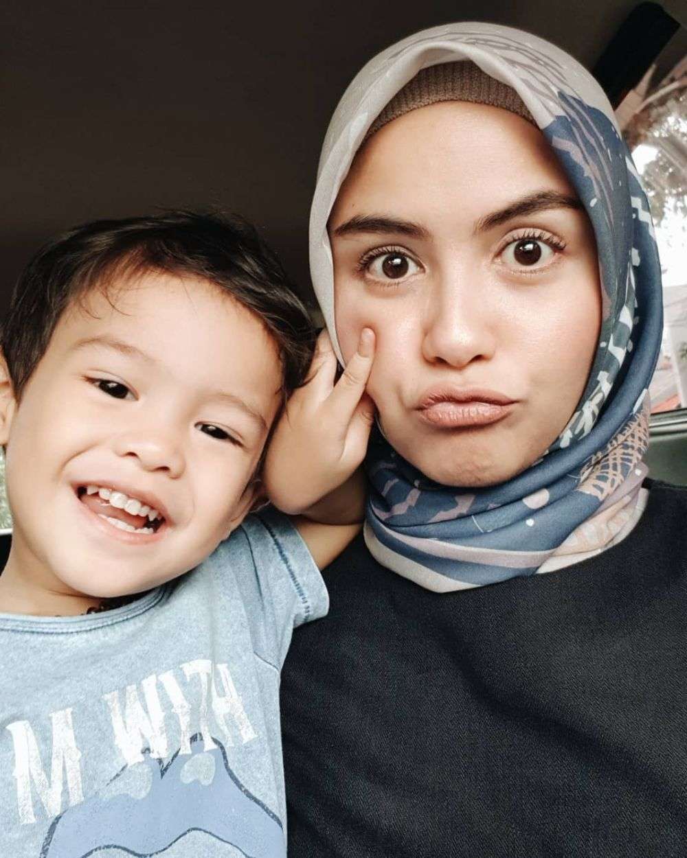 Bikin 'Baper' Potret Manis Revalina S Temat dan Keluarga 